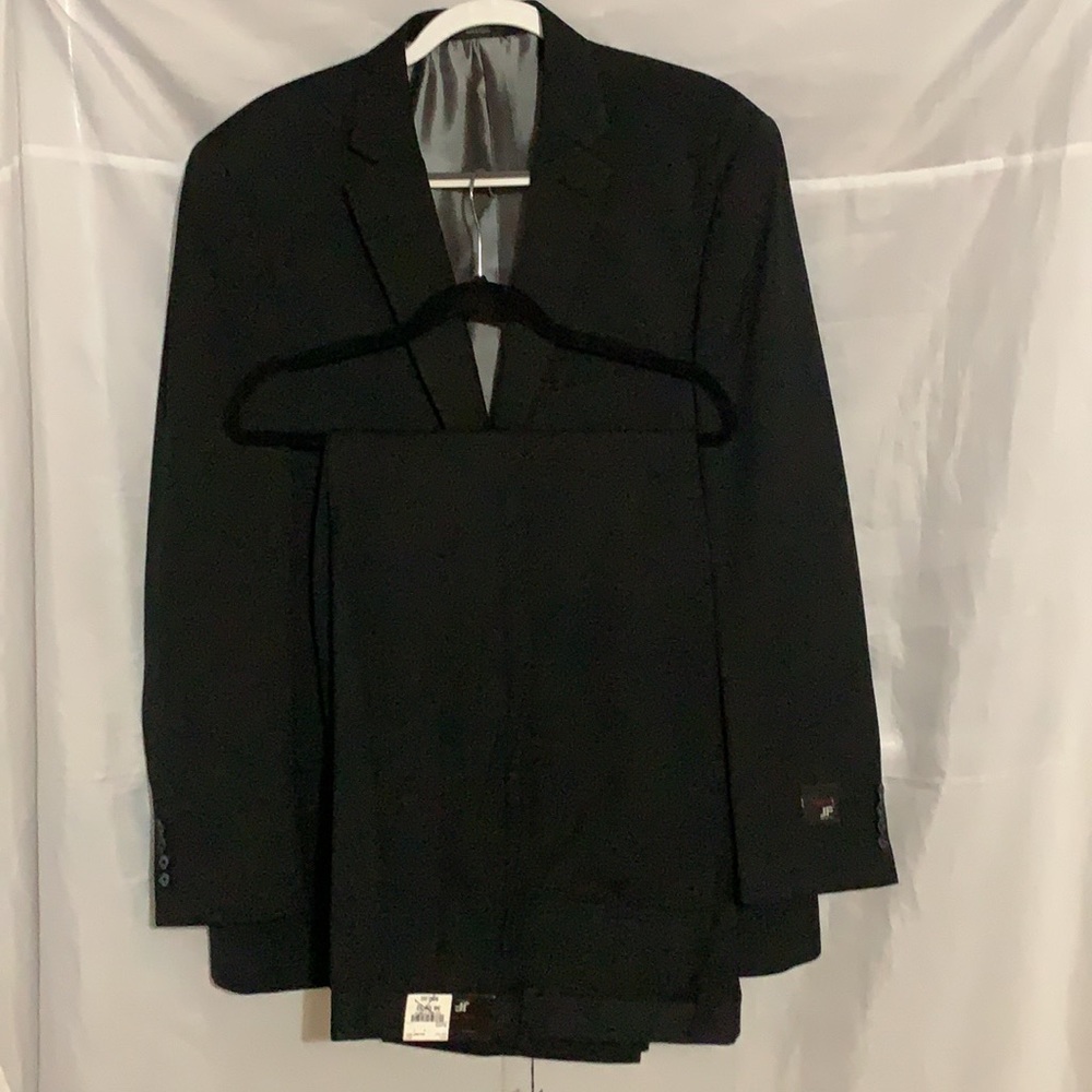 JF J. Ferrar Black Suit, Jacket 42L, Pants 36X32, NWT MAKE AN OFFER!!!